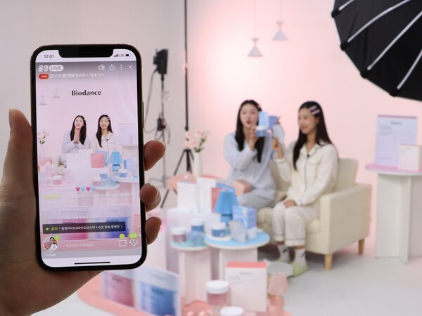 올영라이브 전용 스튜디오에서 올리브영 입점 브랜드사인 '바이오던스'가 '파트너 라이브'를 진행하고 있는 모습.