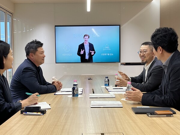 이에이트 김진현 대표(왼쪽)와 지오멕스소프트 안상섭 대표(오른쪽)가 B2G 시장 솔루션 판매를 위한 공급 파트너십 체결에 대해 얘기를 나누고 있다.