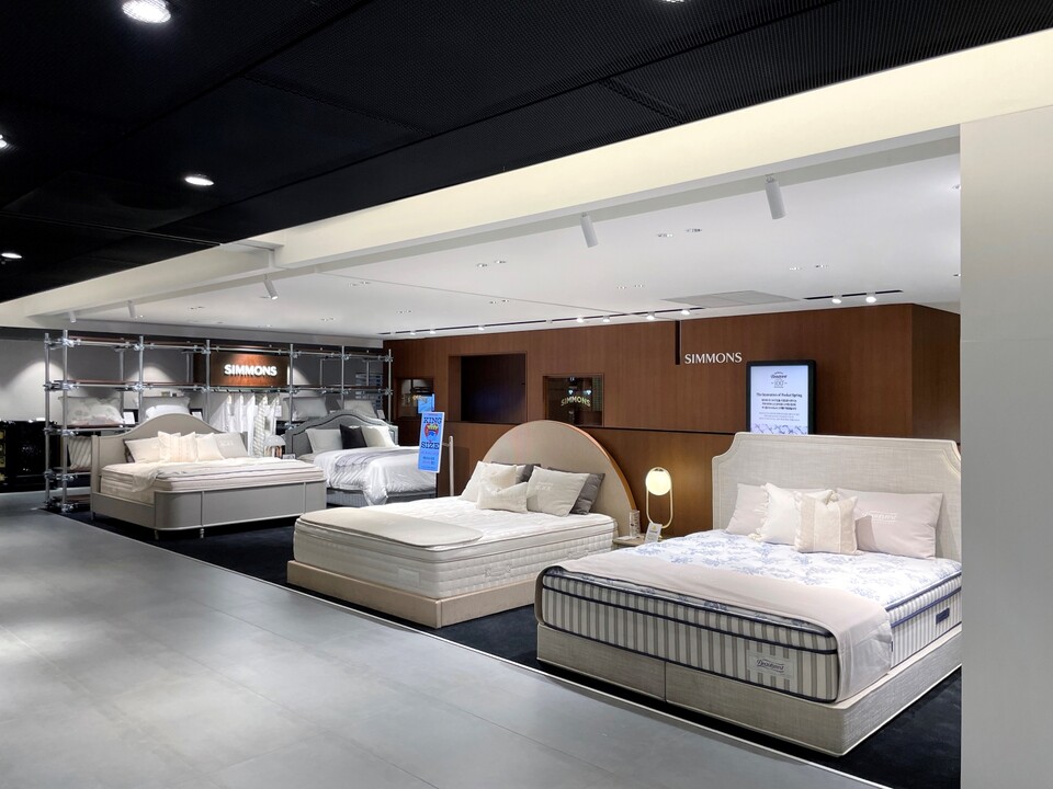 수면 전문 브랜드 시몬스(대표 안정호)가 서울 송파구에 위치한 롯데백화점 잠실점 10층에 ‘시몬스 롯데백화점 잠실점’을 리뉴얼 오픈했다고 23일 밝혔다. [시몬스 제공]