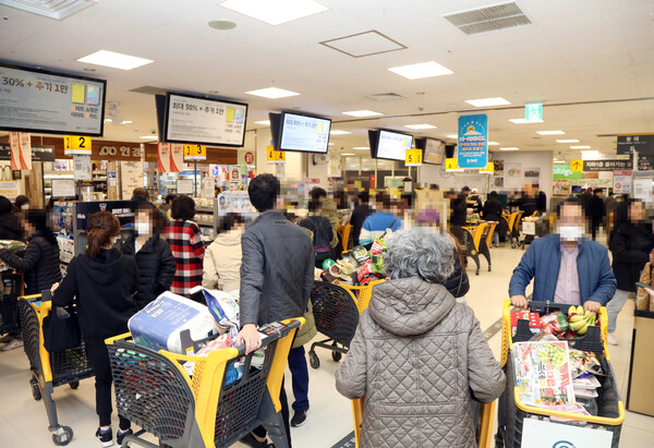 2023년 쓱데이에서 붐비는 이마트 매장.