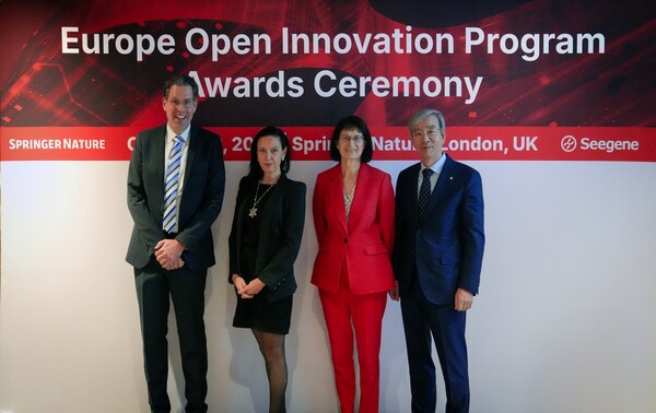 이달 23일(현지시간) 천종윤 씨젠 대표(오른쪽부터), 제니 해리스 영국 보건안보청장, 엘레나 본피글리올리 마이크로소프트 글로벌 헬스 및 생명과학부문 총괄, 마크 스페뇰 스프링거 네이처 최고운영책임자가 영국 런던 스프링거 네이처 캠퍼스에서 열린 유럽 오픈 이노베이션 프로그램 어워즈 행사에 참석해 기념촬영을 하고 있다.