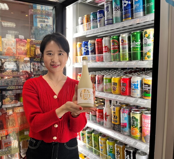 모델이 GS25에서 경탁주 12도를 들고 포즈를 취하고 있다 [GS리테일 제공]