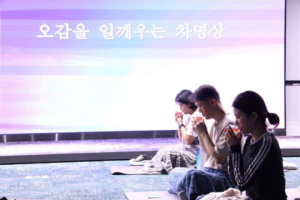 일과 후 사옥 대강당에 모여 차(茶) 명상 중인 현대그룹 임직원. [현대그룹 제공]