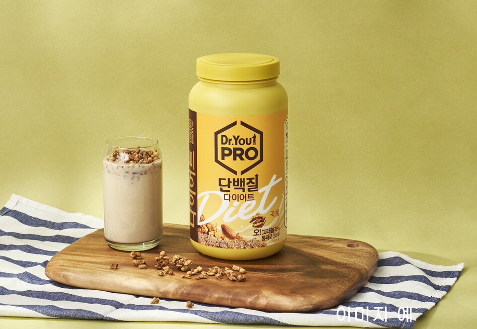 오리온(대표이사 이승준)은 다이어트를 하면서 영양까지 챙길 수 있는 체중조절용 조제식품 ‘닥터유PRO 단백질 파우더 다이어트 곡물’을 출시했다고 24일 밝혔다. [오리온 제공]