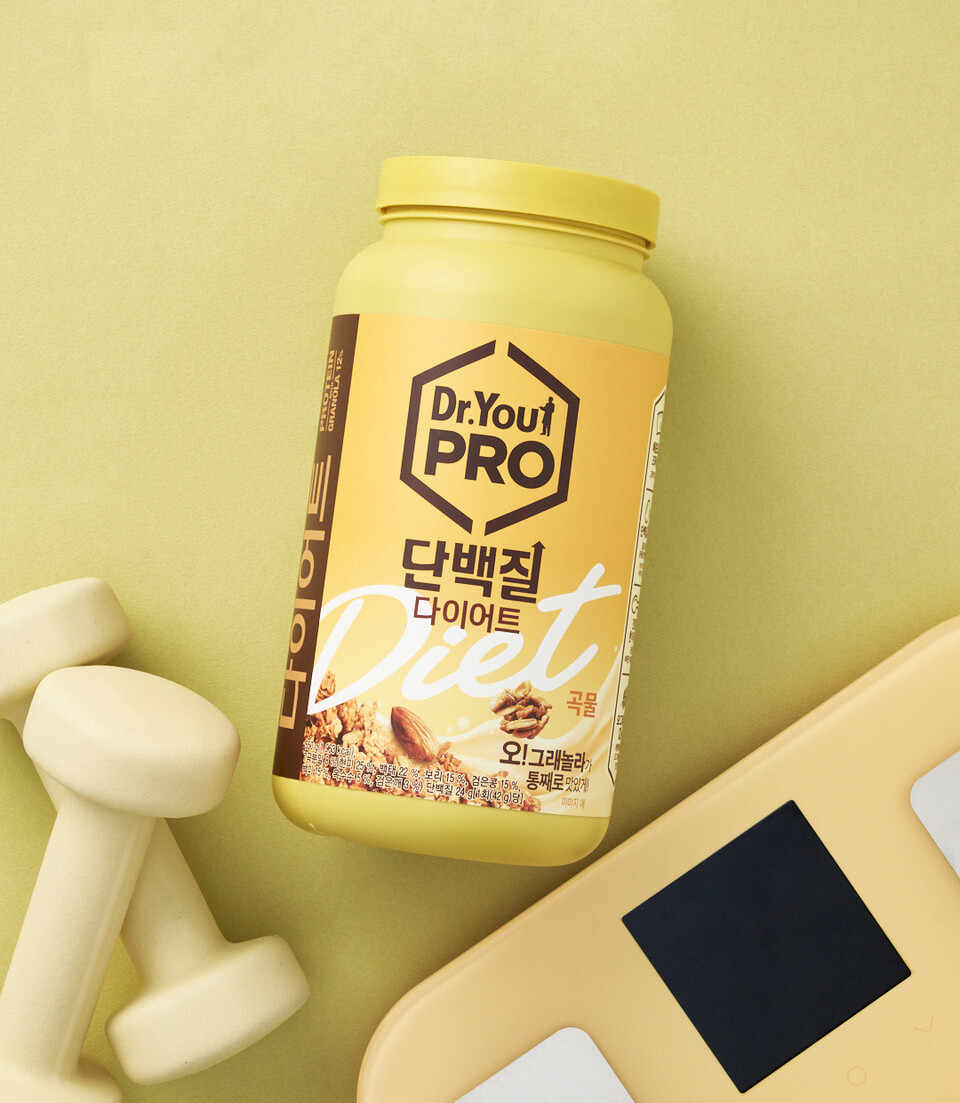 오리온(대표이사 이승준)은 다이어트를 하면서 영양까지 챙길 수 있는 체중조절용 조제식품 ‘닥터유PRO 단백질 파우더 다이어트 곡물’을 출시했다고 24일 밝혔다. [오리온 제공]
