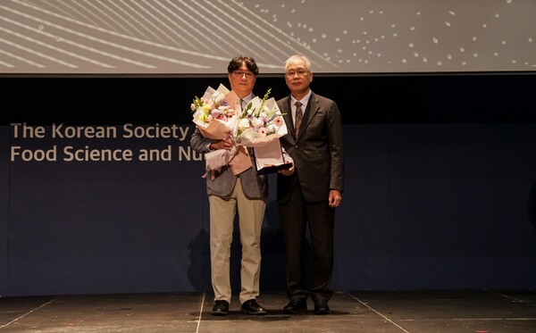  (좌측부터) 경북대학교 정우식 교스와 (재)오뚜기함태호재단 박기문 이사.