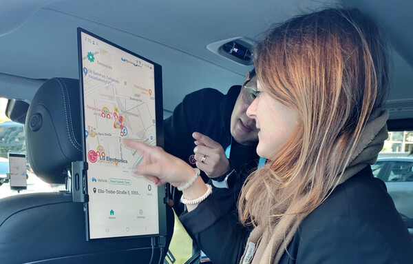 LG전자가 독일 베를린에서 열린 5GAA 회의에 참가해 자체 개발한 교통안전 솔루션인 Soft V2X 기술을 시연했다. 체험객들은 데이터 분석으로 도로 위험 미리 알려 운전자, 보행자가 대응하도록 돕는 LG전자의 V2X 기술력에 호평을 보냈다 [LG전자 제공]