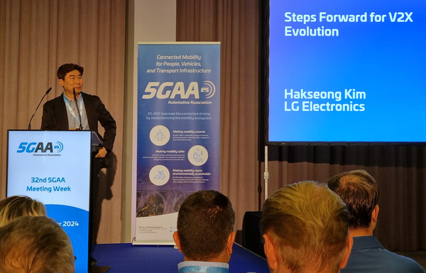 LG전자 CTO부문 C&M표준연구소 김학성 연구위원이 독일 베를린에서 열린 5GAA에서 'V2X의 진화를 위해 나아가야 할 단계'를 주제로 발표를 진행하고 LG전자의 V2X 기술을 소개하고 있다 [LG전자 제공]
