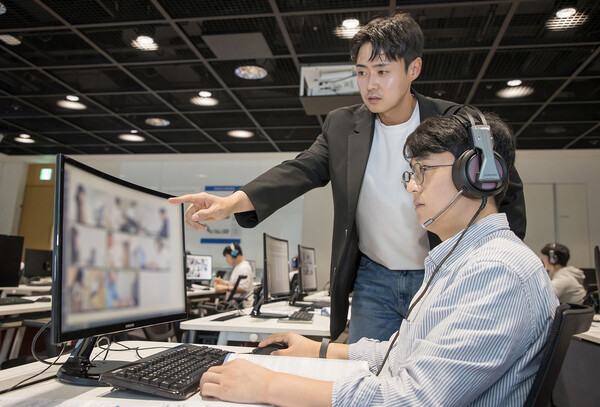 지난 19일 경기도 용인 삼성전자 인재개발원에서 삼성전자 감독관들이 응시자들을 대상으로 예비 소집을 진행하고 있다 [삼성 제공]