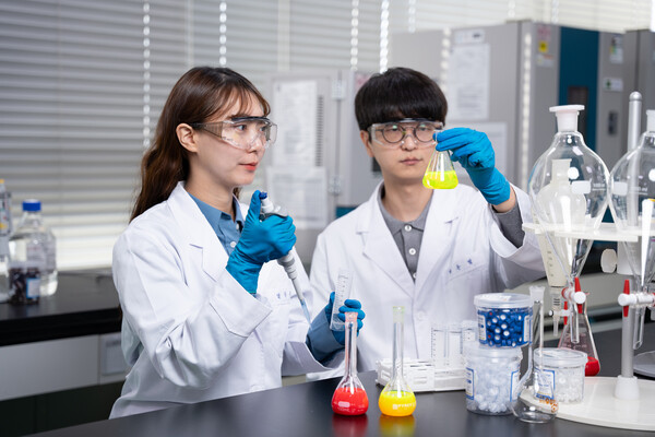 삼성디스플레이 연구원들이 QD 잉크의 광특성을 분석하는 모습. [삼성디스플레이 제공]