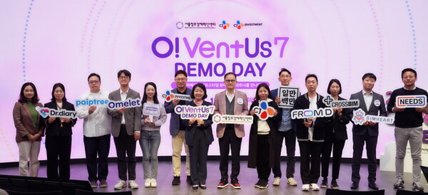 지난 24일 서울 강남구 삼성동 코엑스에서 진행된 오벤터스 7기 데모데이에서 CJ인베스트먼트 김도한 대표를 비롯한 참가자 및 관계자들이 기념사진 촬영을 하고 있다. [CJ그룹 제공]