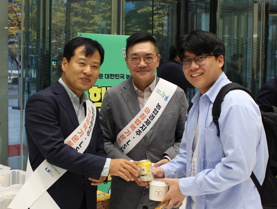 이천일 농협경제지주 경제기획본부장(가운데)과 박상운 LS전선 총무부문장(왼쪽)이 아침밥 꾸러미를 나눠준 LS타워 상주직원과 기념사진을 촬영하고 있다