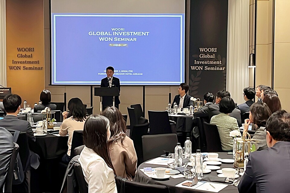 우리은행은 지난 1일 여의도 페어몬트 앰배서더 호텔에서 자산운용사 직원 50여명을 초청해 글로벌 투자 세미나를 열었다. 곽훈석 우리은행 외환그룹장이 세미나에 앞서 인사말을 하고 있다. [우리은행 제공]