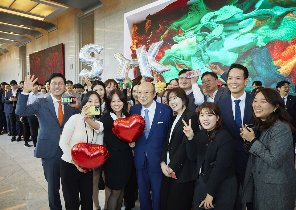 한화그룹 김승연 회장이 한화자산운용 현장경영을 마치고 63빌딩을 떠나는 길에 점심식사 후 복귀하던 200여 명의 직원이 환송하고 있다. [한화그룹 제공]