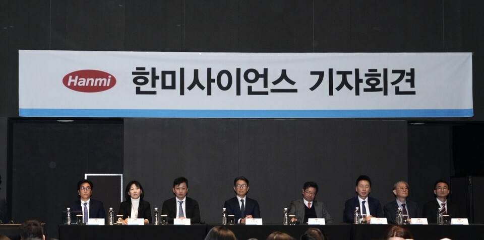(왼쪽부터) 한미사이언스 경영지원 김영호 상무, 한미그룹 브랜드본부장 로이스김 부사장, 한미사이언스 헬스케어 사업부문 박준석 부사장, 한미사이언스 임종훈 대표이사, 한미사이언스 노용갑 부회장, 온라인팜 우기석 대표이사, 한미정밀화학 장영길 대표이사, JVM 이동환 대표이사. [한미사이언스 제공]