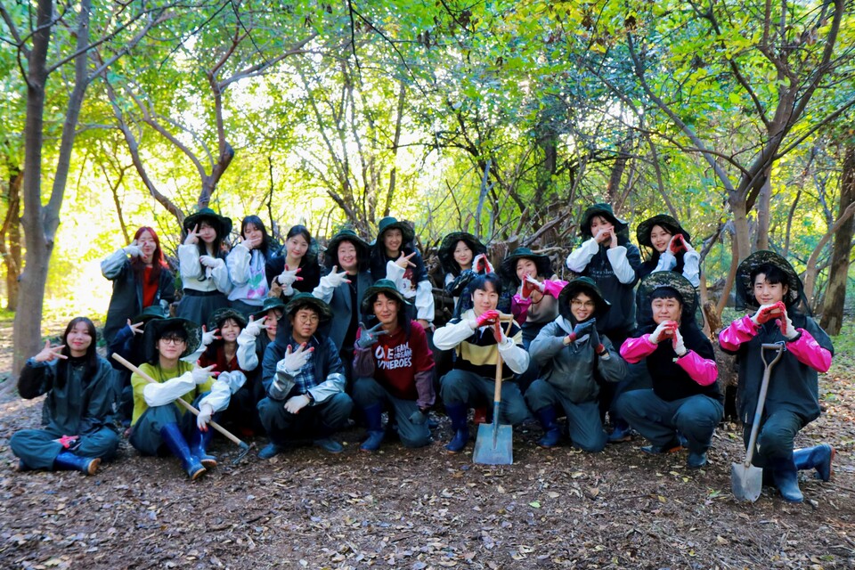 키움증권 임직원과 플로깅 청년단체 ‘플플플’ 참가자들이 지난 8일 서울 여의도 샛강생태공원에서 비오톱 만들기 봉사활동을 진행했다. (사진=키움증권