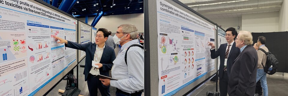 한미약품 R&D센터 최재혁 그룹장(왼쪽)과 김진영 파트장이 면역항암학회(SITC)에서 HM16390의 차별화된 개발 전략과 우수한 효능을 확인한 연구 결과 2건이 담긴 포스터 내용을 설명하고 있다. [한미약품 제공]