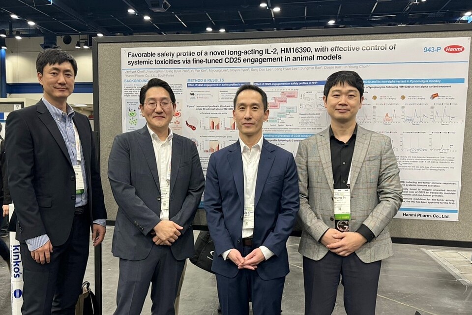 한미 차세대 면역조절 항암 혁신신약 ‘HM16390’의 임상 1상 책임 연구자를 맡은 박종철 교수(오른쪽에서 둘째)와 한미약품 ONCO임상팀 노영수 이사(오른쪽 끝), R&D센터 최재혁 그룹장(오른쪽에서 셋째), 김진영 파트장이 올해 11월 미국 휴스턴에서 열린 면역항암학회(SITC)에서 기념촬영을 하고 있다. [한미약품 제공]