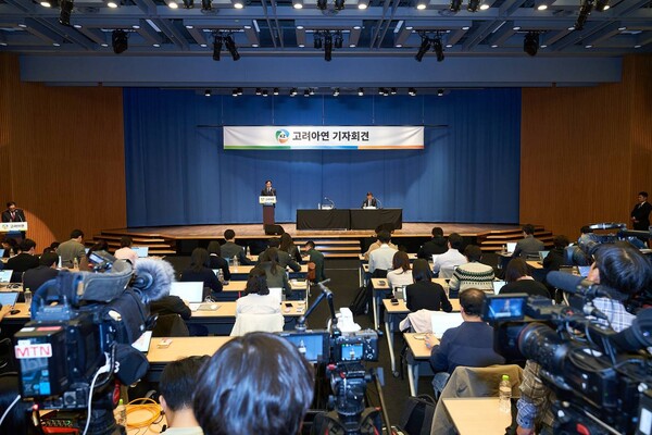 최윤범 고려아연 회장이 13일 오후 서울 중구 대한상공회의소에서 열린 기자회견에서 “일반공모 유상증자 추진 과정에서 발생한 시장 혼란과 주주, 투자자 우려에 대해 겸허한 마음으로 진심을 담아 사과한다”고 밝혔다. [고려아연 제공]