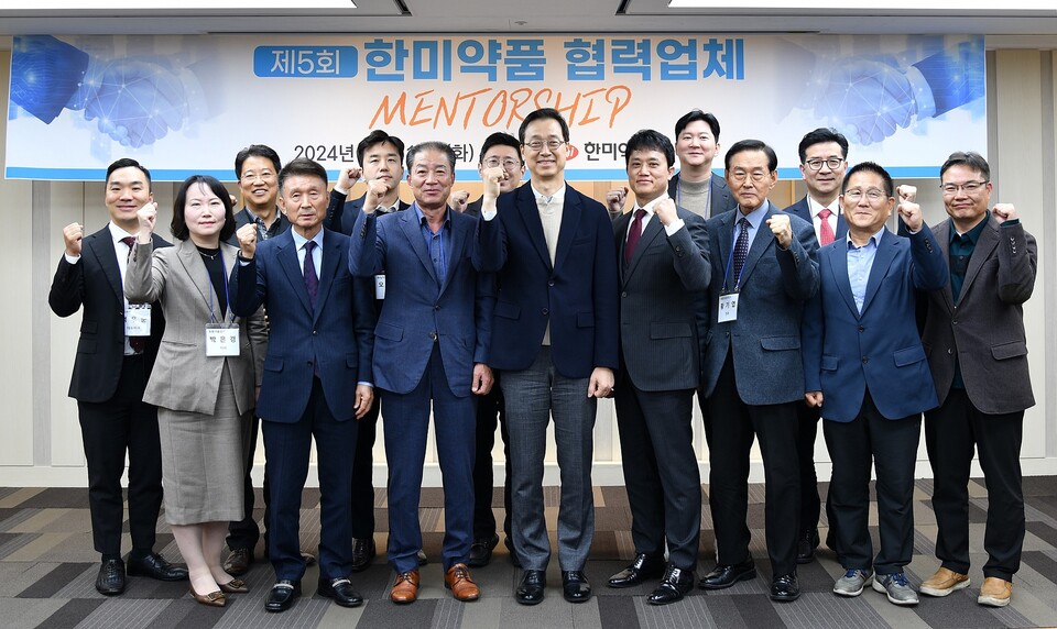 지난 12일 서울 송파구 한미약품 본사에서 박재현 사장(가운데)이 30년 넘게 긴밀한 소통과 파트너십을 이어온 13개 협력사 관계자들에게 감사패를 전달한 뒤 기념촬영을 하고 있다. [한미약품 제공]