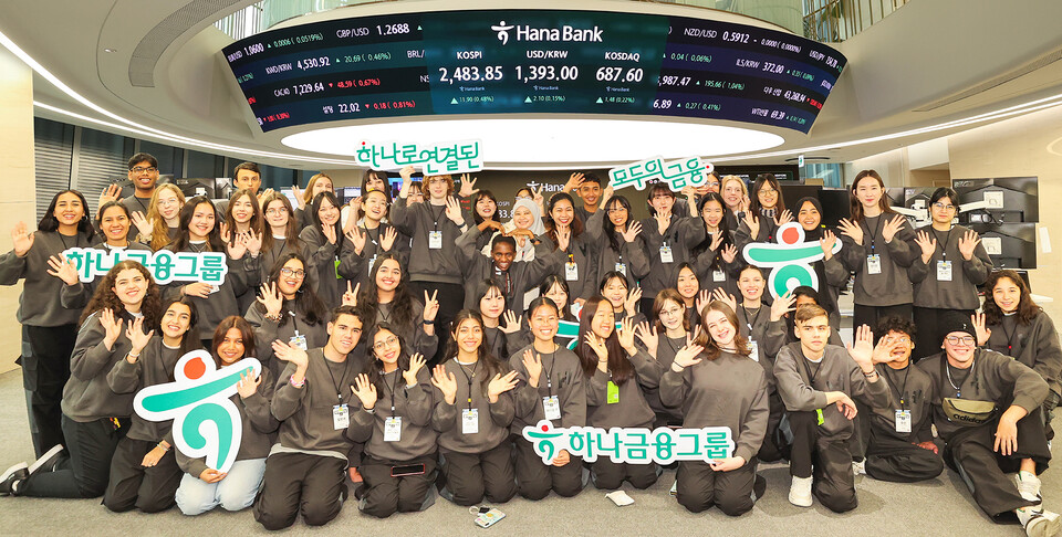 하나은행은 지난 20일 전 세계 35개국 100여명의 청소년을 초청해 '글로벌 금융 체험 프로그램'을 실시했다. 이날 초청된 해외 청소년들이 하나은행 을지로 본점 4층 국내 최대 규모의 딜링룸 '하나 인피니티 서울(Hana Infinity Seoul)'에서 기념촬영을 하고 있다. [하나은행 제공]