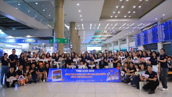 롯데웰푸드의 베트남 우수 거래처가 '뉴본' 파트너십 행사를 위해 한국을 방문해 기념 촬영을 하고 있다 [롯데웰푸드 제공]