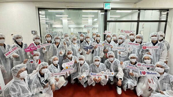 롯데웰푸드의 베트남 우수 거래처가 롯데웰푸드의 횡성 공장을 방문해 기념 촬영을 하고 있다 [롯데웰푸드 제공]