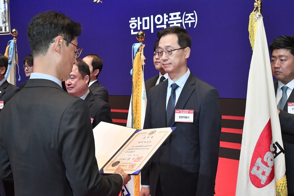 지난 20일 서울 코엑스에서 열린 ‘제50회 국가품질경영대회’에서 박재현 한미약품 사장(오른쪽)이 진종욱 국가기술표준원 원장으로부터 국가품질특별상 지속가능경영 부문 국무총리 표창을 수상하고 있다.  [한미약품 제공]