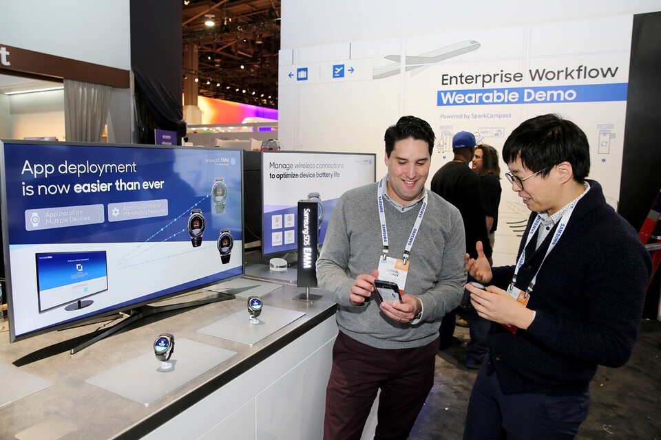 삼성SDS 직원들이 CES 2017 에서 웨어러블기기 EMM솔루션을 시연하고 있다. [삼성SDS]