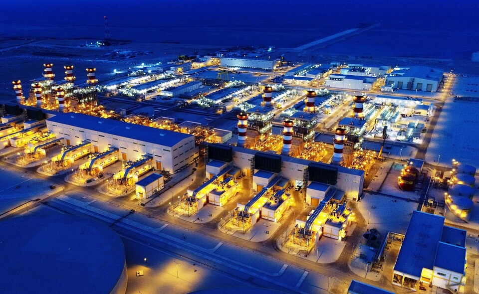 담수ㆍ발전 복합 발전소 야간 전경. [우리은행 제공]