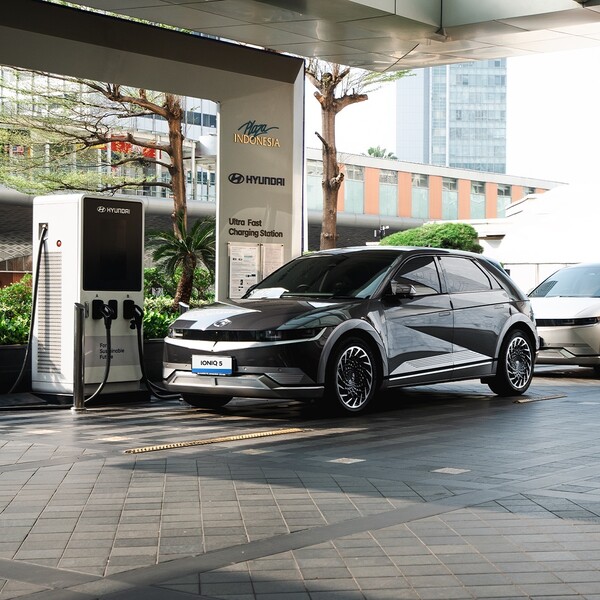 인도네시아 자카르타 현대차 EV 충전소에서 '아이오닉 5'를 충전하는 모습 [현대자동차 제공]