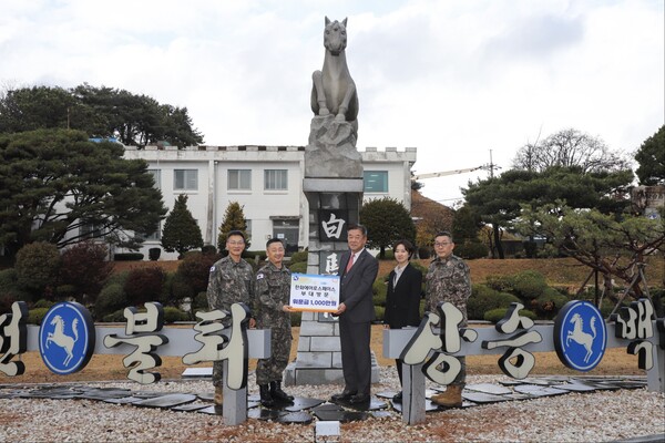 지난 26일 육군 9사단 백마부대에서 강준서 한화에어로스페이스 임원(오른쪽 세 번째)과 박진원 9사단장(왼쪽 두 번째) 등 양측 관계자들이 위문금 전달 후 기념촬영을 하고 있다 [한화에어로스페이스 제공]