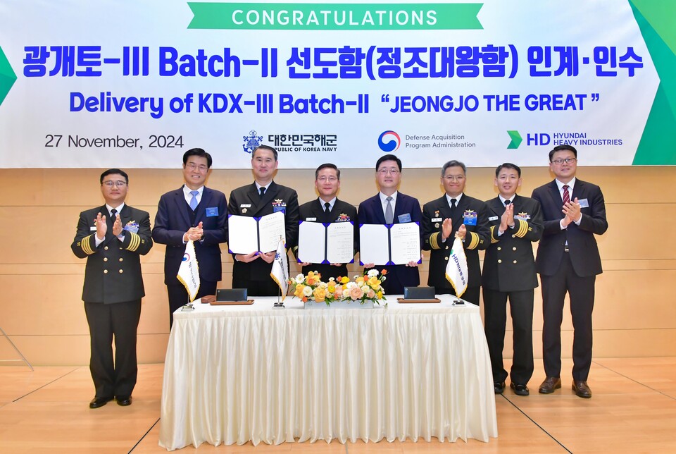 27일 HD현대중공업 울산 본사 영빈관에서 8200톤급 이지스구축함 정조대왕함의 인계인수서에 서명한 후 참석자들이 기념사진을 촬영하고 있다. (왼쪽부터) 방위사업청 함정사업부장 신현승 준장, 中 해군 8전투훈련전단장 박태규 준장, 右 HD현대중공업 특수선사업대표 주원호 부사장. [HD현대중공업 제공]
