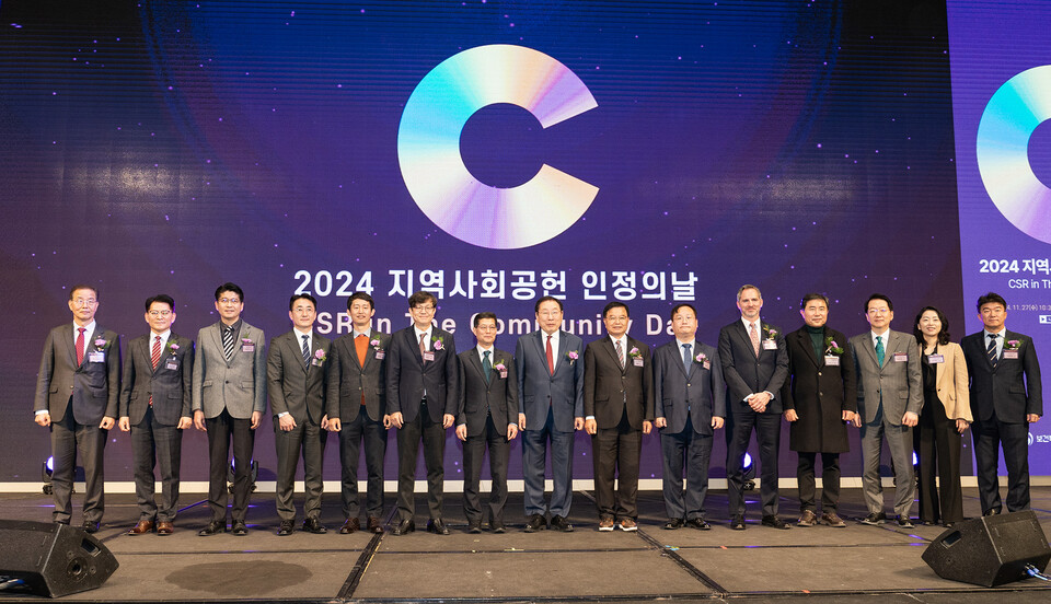 HS효성첨단소재가 27일 서울드래곤시티 호텔에서 열린 ‘2024년 지역사회공헌 인정의 날 행사’에서 6년 연속 지역사회공헌 인정 기업으로 선정됐다. HS효성 이주한 상무(오른쪽에서 세 번째). [HS효성첨단소재 제공]