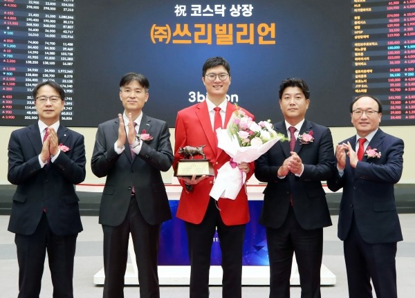 이달 14일 금창원 대표이사(가운데) 등이 참석한 가운데 '쓰리빌리언' 상장 기념식이 여의도 한국거래소 서울 사옥 홍보관에서 열렸다. [한국거래소 제공]