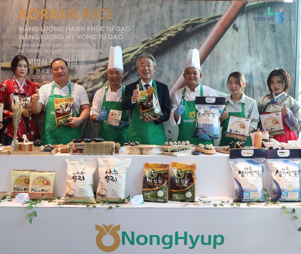 강호동 농협중앙회장(왼쪽에서 네번째)은 지난 28일 베트남 하노이 한인마트(더마켓)에서 한국 농식품 소비촉진 행사를 진행하고 있다. [농협중앙회 제공]