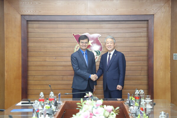 강호동 농협중앙회장(오른쪽)은 지난달 28일 베트남 하노이에서 호찌민공산청년단 부이 꽝 후이 제1서기(왼쪽)와 면담을 진행했다 [농협중앙회 제공]