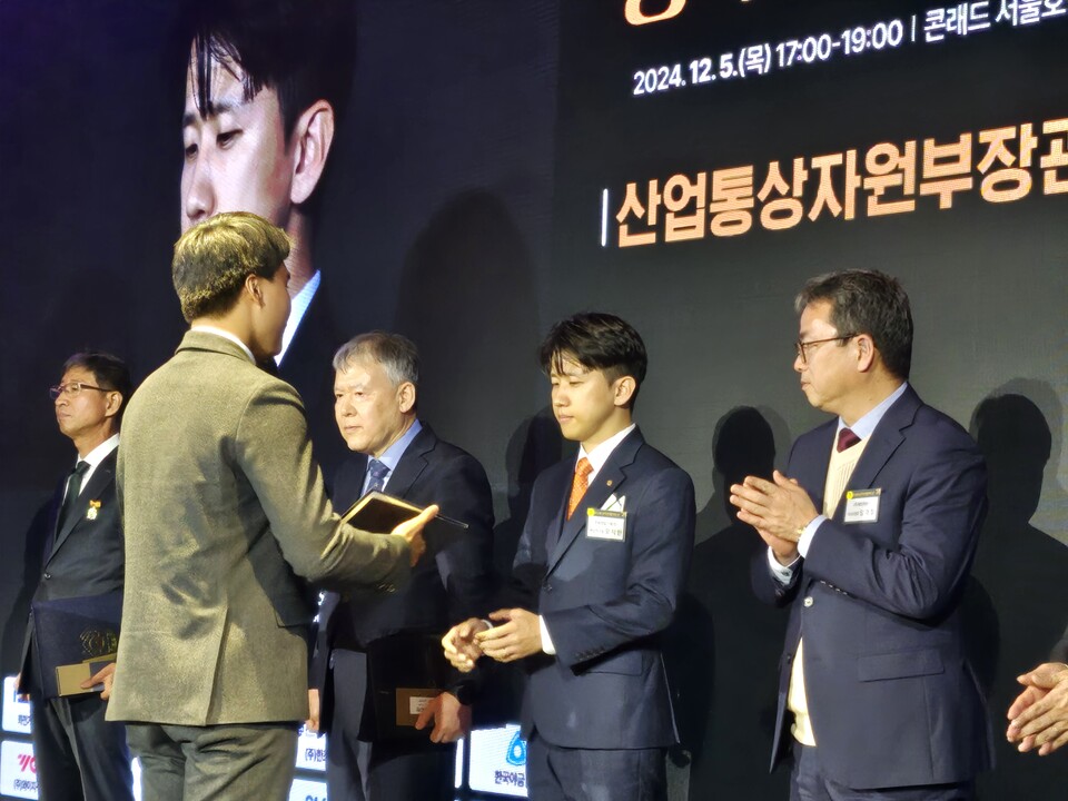 제24회 공작기계인의 날 기념식에서 산업통상자원부장관 표창을 수상한 오지한 한화정밀기계 책임연구원. [한화정밀기계 제공]