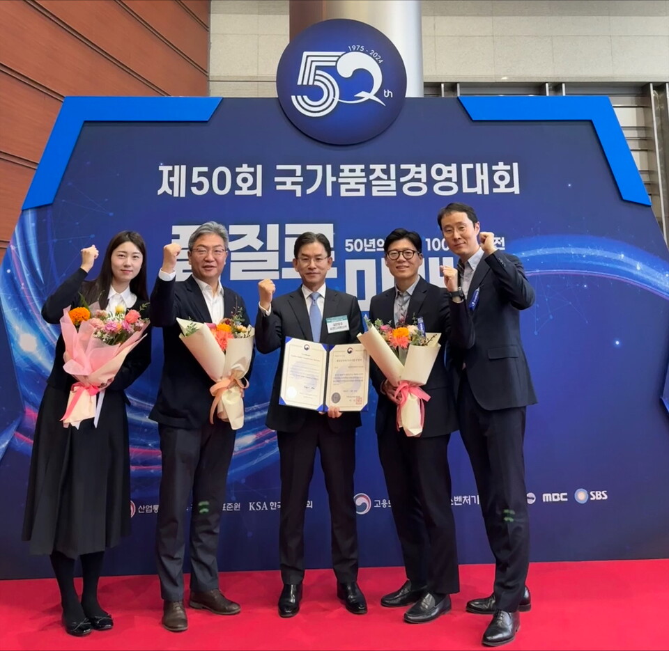 대한항공씨앤디서비스 최덕진(왼쪽 셋째) 대표가 ‘제50회 국가품질경영대회’에서 품질경쟁력우수기업으로 선정된 후 직원들과 함께 기념 촬영을 하고 있다. [대한항공씨앤디서비스 제공]