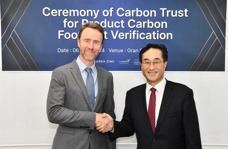 탐 컴버러지(Tom Cumberlege) 카본트러스트 인증본부 이사(왼쪽)와 김기준 고려아연 지속가능경영본부장(오른쪽)이 탄소발자국 인증서 수여식에서 기념촬영을 하고 있다. [고려아연 제공]