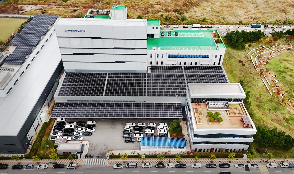 현대무벡스 첨단 스마트 물류 기술의 산실 청라R&D센터는 최근 태양광발전설비 구축으로 ‘RE100’을 추진하며 친환경 연구시설로 거듭나고 있다. [현대무벡스 제공]