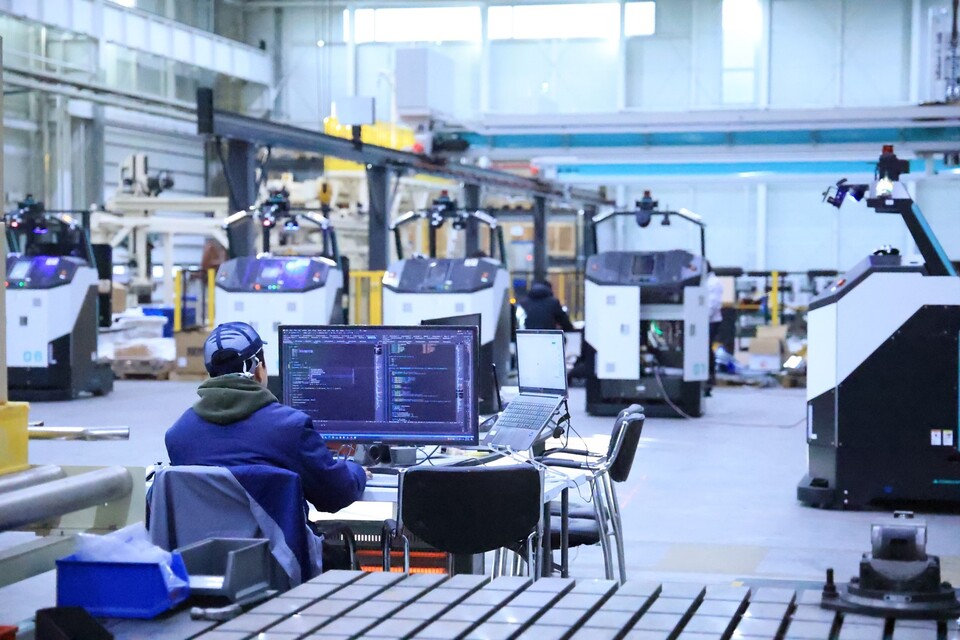 현대무벡스는 AGV(무인이송로봇), 갠트리로봇 등 AI 기반 미래 물류로봇의 글로벌 공급을 확대하고 있다. 사진은 청라R&D센터 무인이송로봇 검수 장면. [현대무벡스 제공]