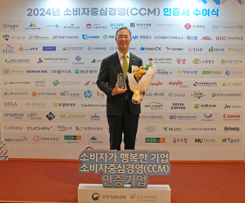 이석기 교보증권 대표이사가 트로피를 들고 있다. [교보증권 제공]