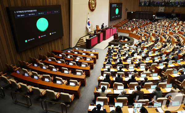 10일 오후 서울 여의도 국회에서 열린 제418회국회 18차 본회의에서 국가배상법 일부개정법률안(대안)이 재적 300인, 재석 273인, 찬성 271인, 반대 0인, 기권 2인으로 통과되고 있다. [사진=뉴스1]