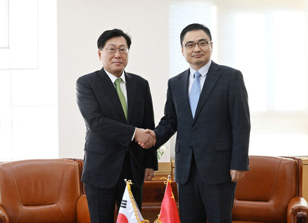 최지영 기획재정부 국제경제관리관이 10일 서울 종로구 정부서울청사에서 팡쿤 주한 중국대사관 대사대리와 면담에 앞서 악수하며 기념 촬영하고 있다. [사진=기획재정부]