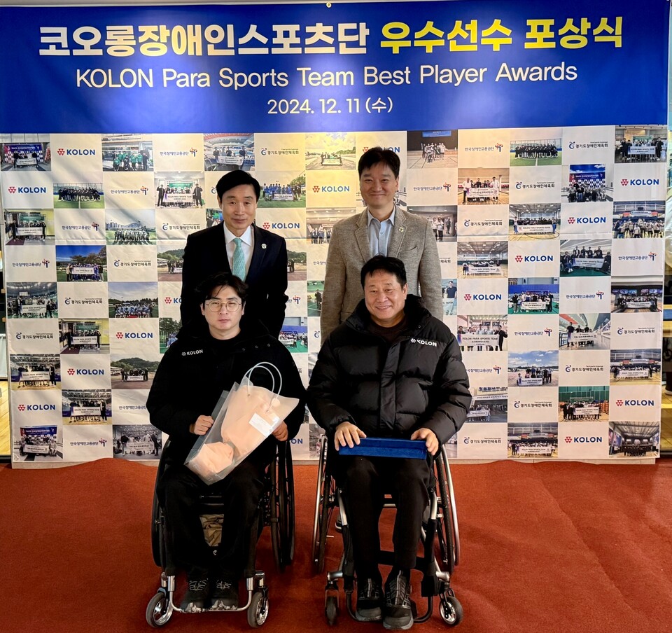 2024년 파리 패럴림픽 사격 동메달을 획득한 서훈태 선수(좌측 아래)와 정동순 감독(우측 아래)이 송승회 코오롱스포츠단 단장(좌측 위), 변광섭 코오롱글로벌 상무(우측 위)와 기념촬영을 진행하고 있다. [코오롱그룹 제공]