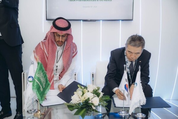 사진 우측 이수앱지스 황엽 대표이사와 타북 이스마엘 셰하데(Ismael Shehadeh) 대표이사.