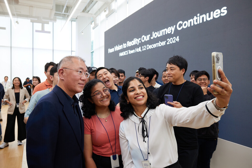 타운홀미팅이 끝난 후 HMGICS 직원들과 셀피를 촬영하고 있는 정의선 회장(왼쪽에서 첫번째). [현대차그룹 제공]