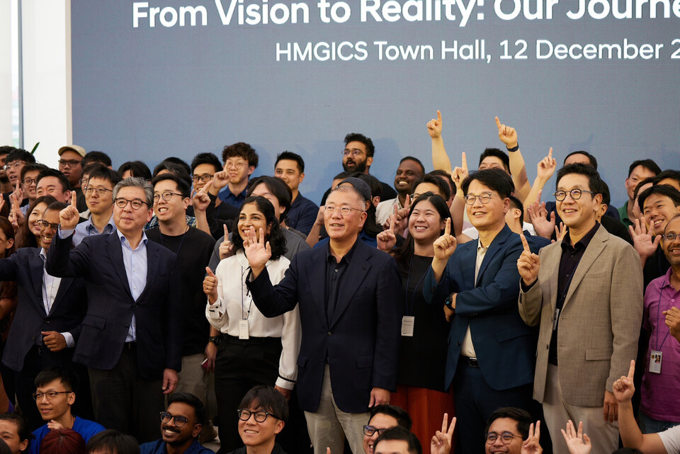 타운홀미팅이 끝난 후 정의선 회장을 비롯한 현대차그룹 경영진들이 HMGICS 직원들과 기념촬영하고 있다. [현대차그룹 제공]