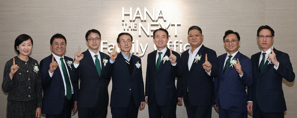 지난 13일 행사에 참석한 전우홍 하나은행 중앙영업그룹 부행장(사진 왼쪽 네번째)과 김영훈 자산관리그룹 부행장(사진 왼쪽 다섯번째), 이재철 하나은행 신탁사업본부 부행장(사진 왼쪽 세번째), 이병철 하나증권 WM그룹장(사진 왼쪽 여섯번째)이 임직원들과 함께 기념촬영을 하고 있다. [하나은행 제공]